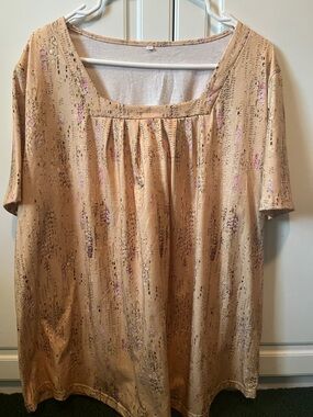 Cream Short-Sleeve Scoop-Neck Pleated Tunic with Subtle Print